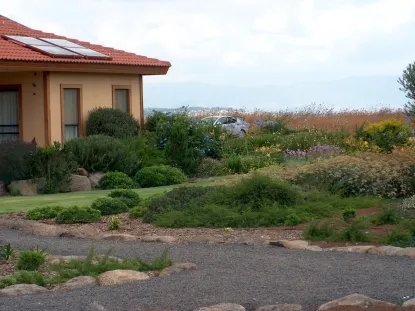 גינה בשרונה שילוב של סלעי בזלת מקומית ושתילה תוך כדי שמירה של הנוף 2